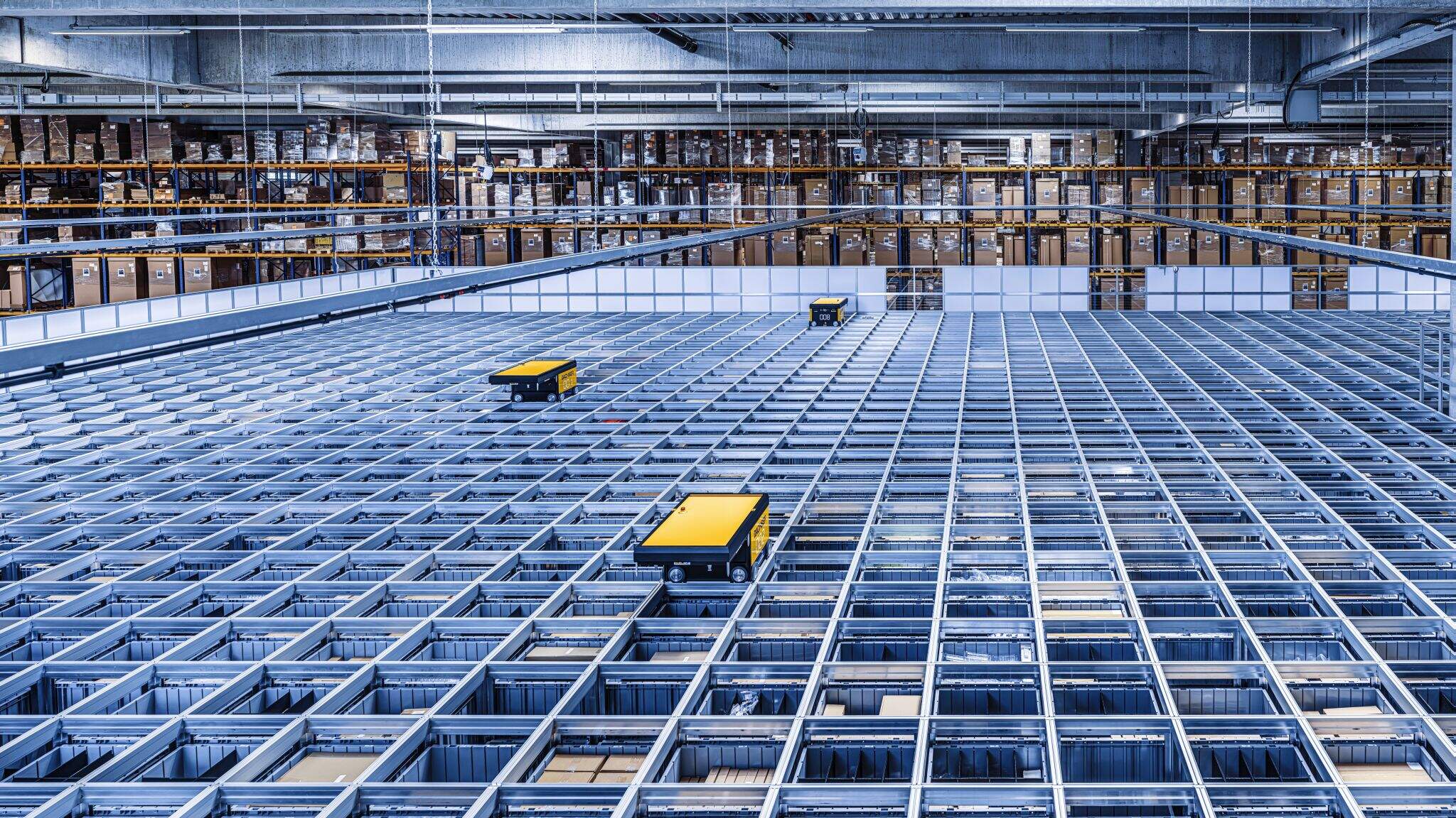 A DACHSER Karlsruhe-ban műk&ouml;dő logisztikai k&ouml;zpontj&aacute;ban tal&aacute;lhat&oacute; AutoStore rendszer