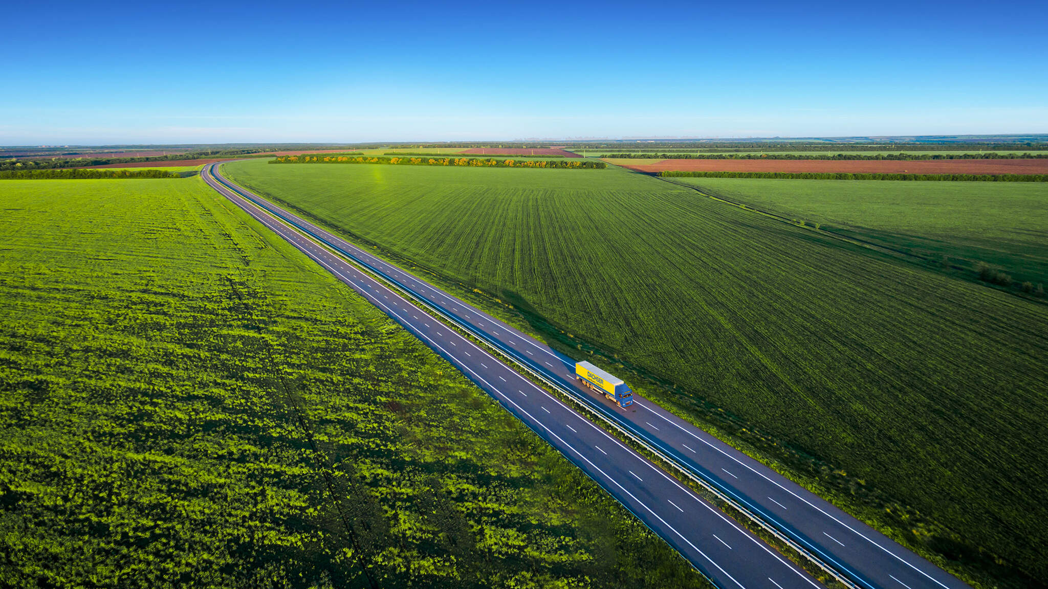 A DACHSER kibocsátásmentes szállítási szolgáltatásának részeként az elektromos meghajtású járművek mellett az üzemanyagcellás teherautók és a zöld hidrogén használatát is fokozatosan vizsgálja.