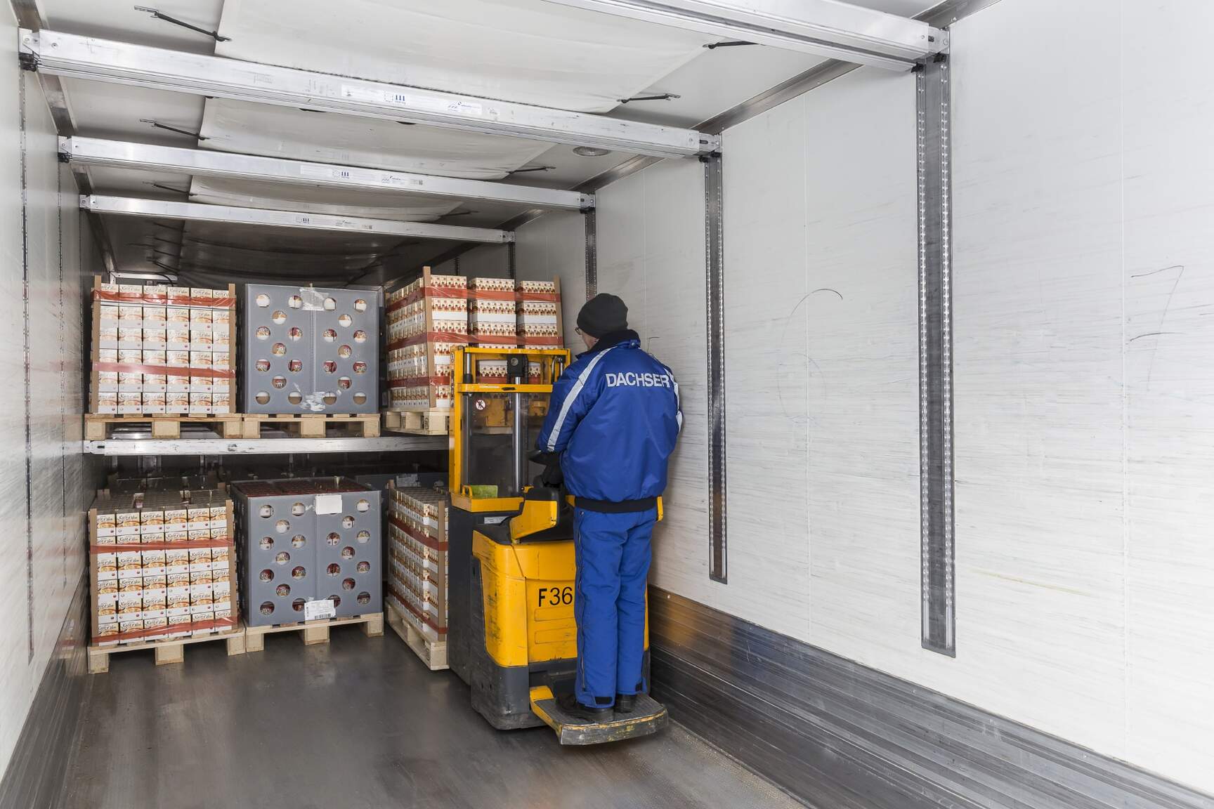 Hűtött termékek rakodása - DACHSER Food Logistics