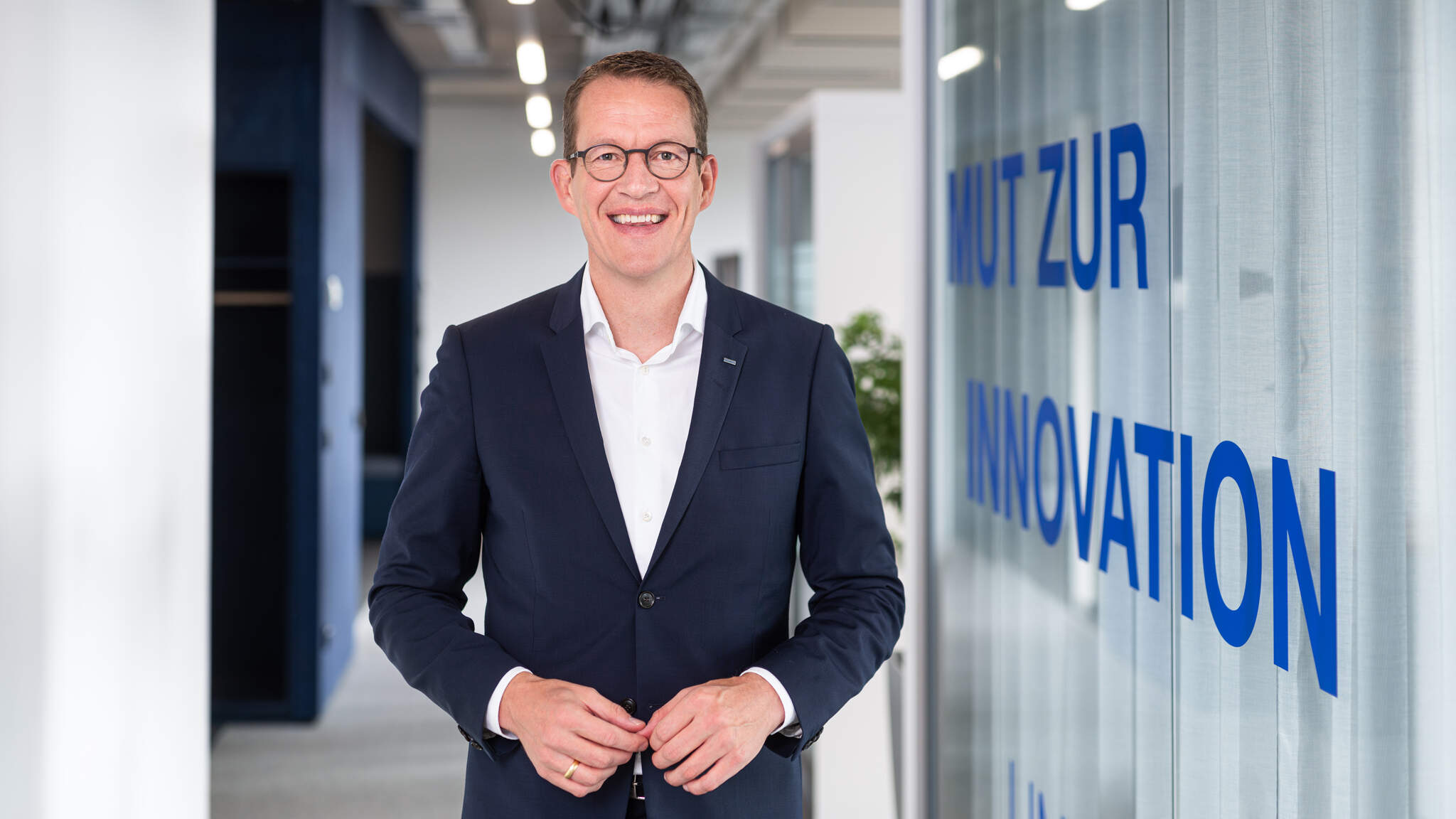 Ilyen időkben egy dolog sz&aacute;m&iacute;t mindenek felett: a megb&iacute;zhat&oacute;s&aacute;g - Burkhard Eling, a DACHSER vez&eacute;rigazgat&oacute;j&aacute;nak gondolatai