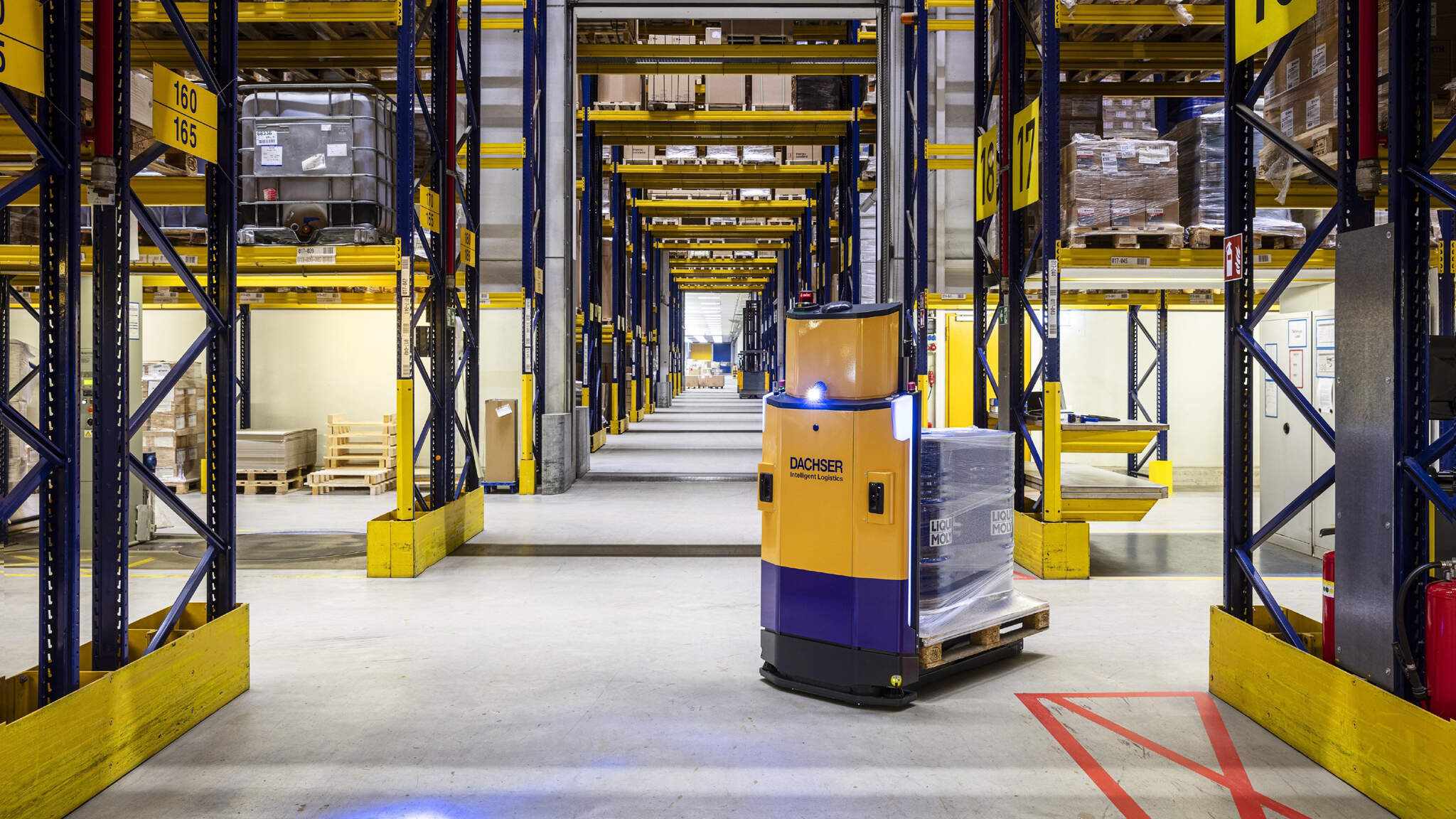 Az önvezető szállítójárműveket, az úgynevezett automatizált vezetésű járműveket (AGV-ket) már nyolc DACHSER raktárban használják Németországban