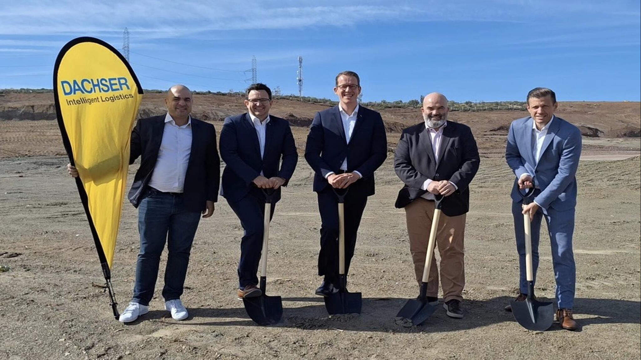 Balról jobbra: M. Chraibi, a Magreb és Törökország regionális ügyvezető igazgatója; S. Hohm, fejlesztési igazgató (CDO); B. Eling, vezérigazgató (CEO); F. Dumort, European Logistics Franciaország, Magreb és Törökország ügyvezető igazgatója; valamint A. Tonn, a Road Logistics operatív igazgatója (COO) a tangier-medi szimbolikus alapkőletételen Balról jobbra: M. Chraibi, a Magreb és Törökország regionális ügyvezető igazgatója; S. Hohm, fejlesztési igazgató (CDO); B. Eling, vezérigazgató (CEO); F. Dumort, European Logistics Franciaország, Magreb és Törökország ügyvezető igazgatója; valamint A. Tonn, a Road Logistics operatív igazgatója (COO) a tangier-medi szimbolikus alapkőletételen