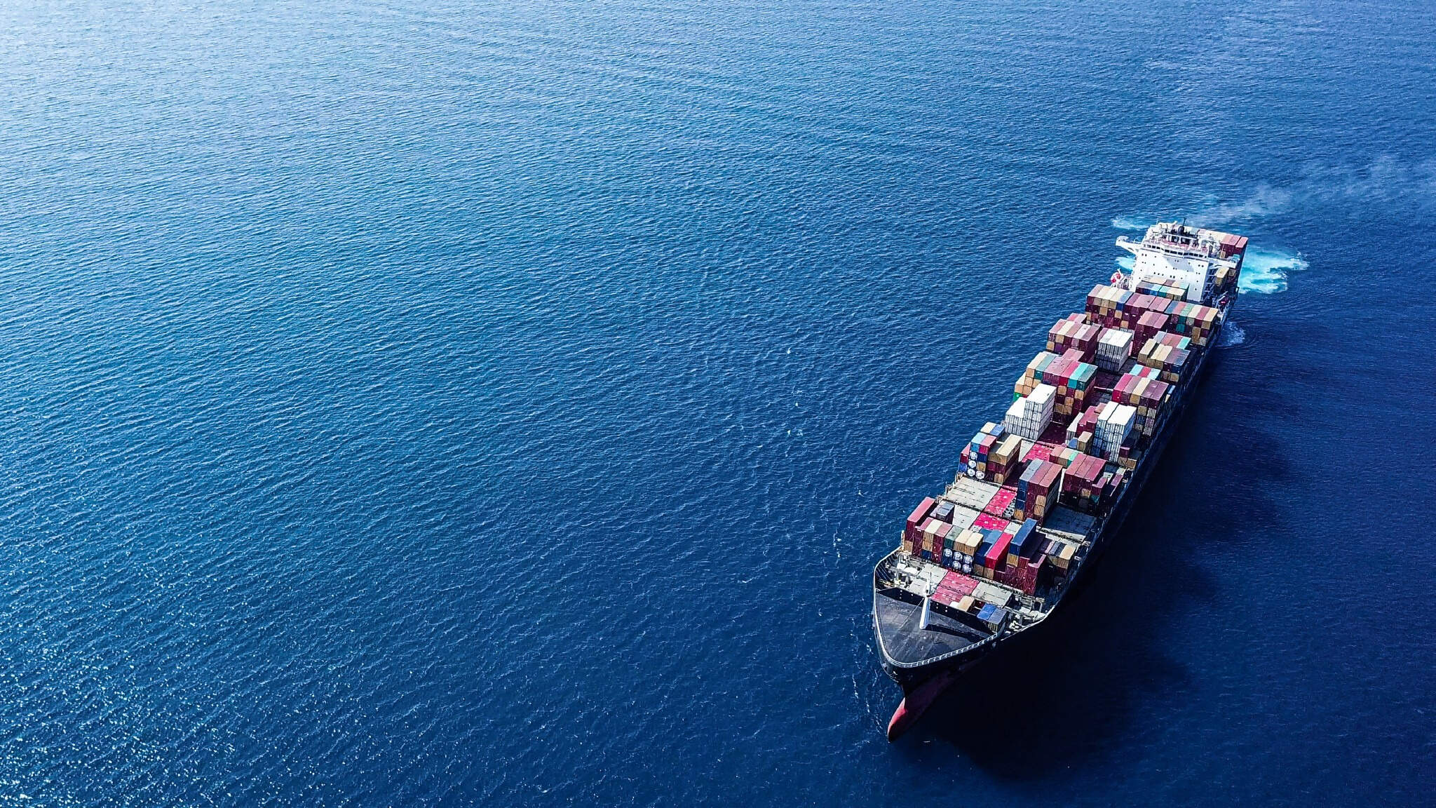 A vállalat Air & Sea Logistics üzletága is kezel veszélyes árukat. A légi és tengeri logisztikára a közúttól eltérő szabályozások vonatkoznak