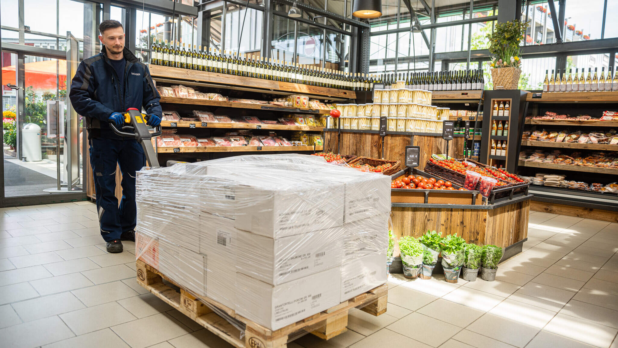 A gy&aacute;rt&oacute;k &eacute;s logisztikai partnereik arra t&ouml;rekszenek, hogy az adott term&eacute;k lej&aacute;rati idej&eacute;nek, &eacute;let&uacute;tj&aacute;nak legfeljebb egyharmad&aacute;t t&ouml;ltse &uacute;ton &eacute;s a rakt&aacute;rakban, k&eacute;tharmad&aacute;t pedig a kiskereskedők polcain &eacute;s a v&aacute;s&aacute;rl&oacute;n&aacute;l