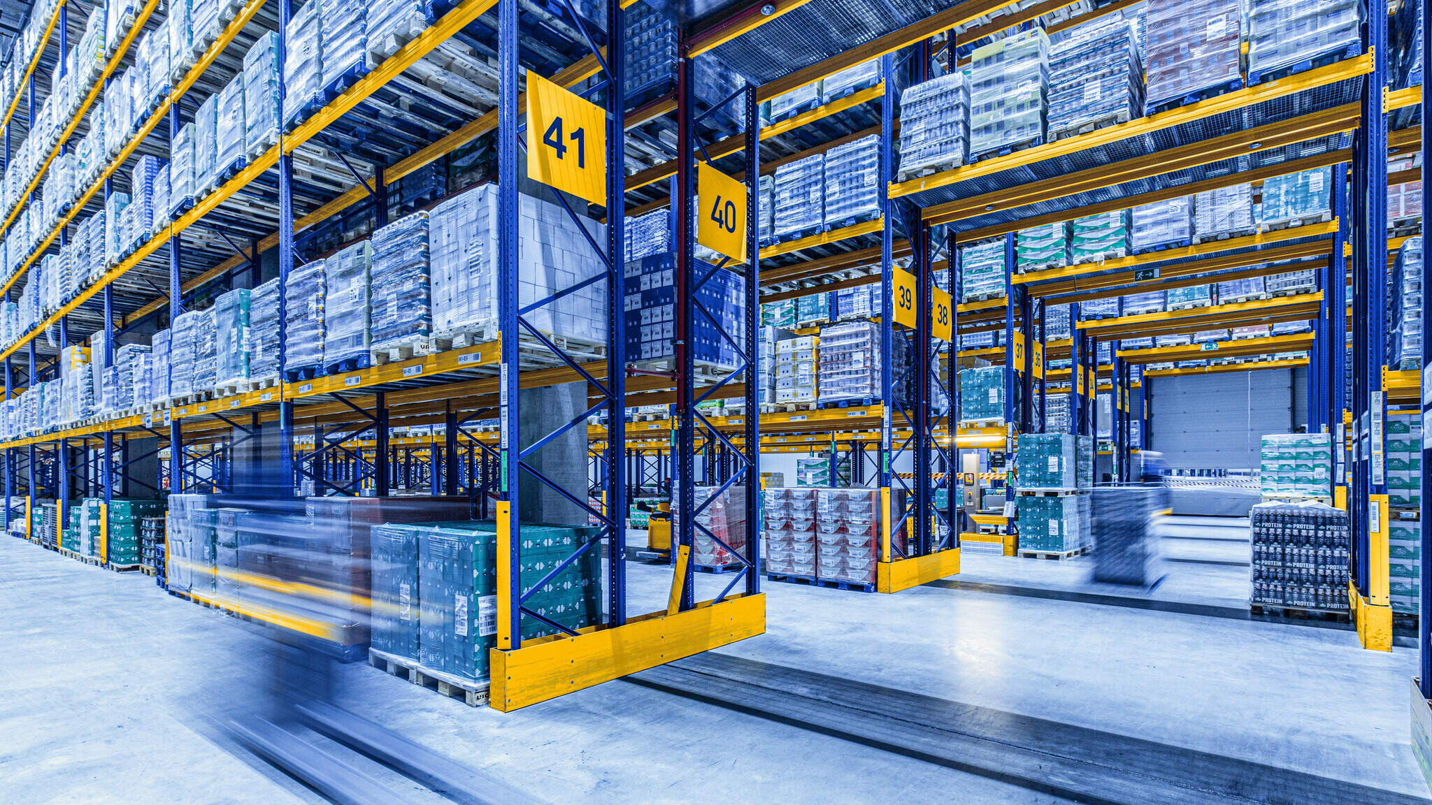 A polcr&oacute;l levett friss joghurt – vagy b&aacute;rmilyen m&aacute;s &eacute;lelmiszer – m&ouml;g&ouml;tt &ouml;sszetett rakt&aacute;ri folyamatok, r&eacute;szleteiben &aacute;tgondolt, dokument&aacute;lt, folyamatos nyomon k&ouml;vet&eacute;st biztos&iacute;t&oacute; rendszer rejlik