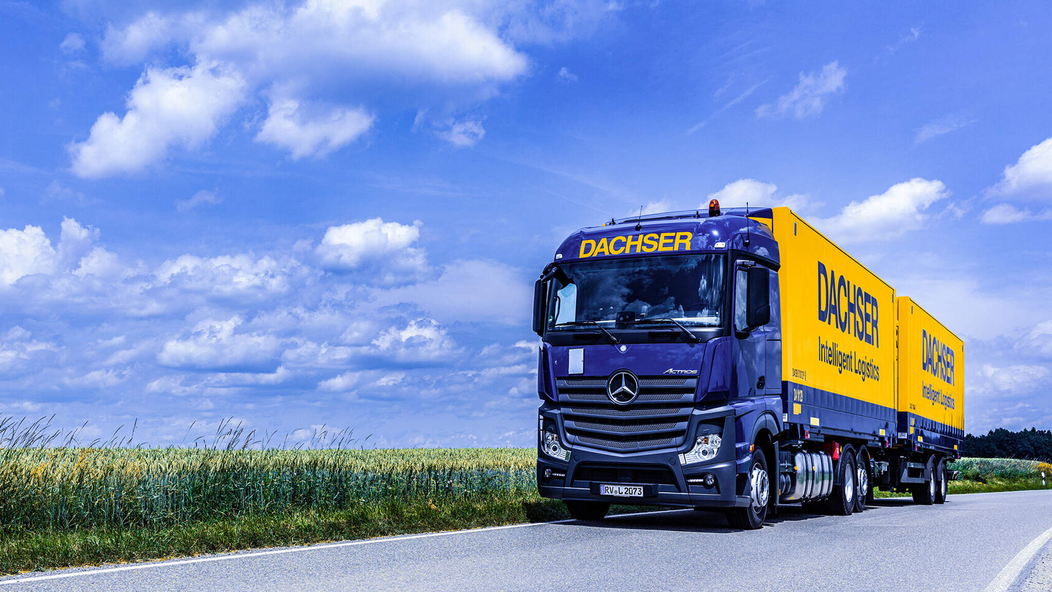 A helyzetre a megold&aacute;st a h&aacute;l&oacute;zati logisztikai szolg&aacute;ltat&oacute;k &aacute;ltal ny&uacute;jtott gyűjtősz&aacute;ll&iacute;tm&aacute;nyoz&aacute;s jelenti. Ezt a ter&uuml;letet nem &eacute;rinti a jogszab&aacute;lyv&aacute;ltoz&aacute;s. Az itt haszn&aacute;lt kamionok j&oacute; ideje ezen elő&iacute;r&aacute;sok szerint k&ouml;zlekednek